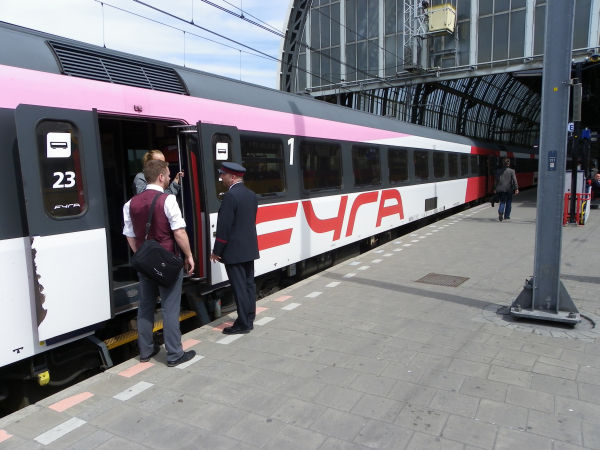 nl-hsa-fyra_coach-amsterdamcentraal-230511-full.jpg