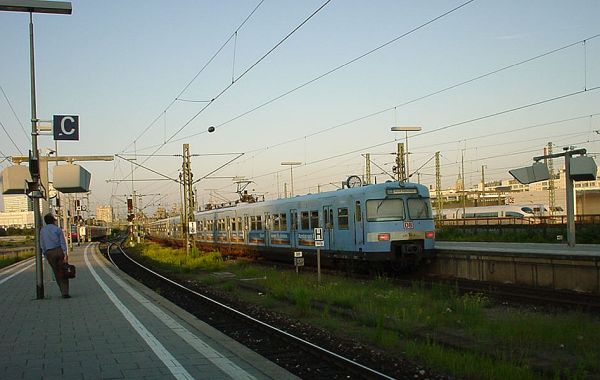 de-db-br420_muenchen_airport_train-donnersbergerbruecke-140602-full.jpg