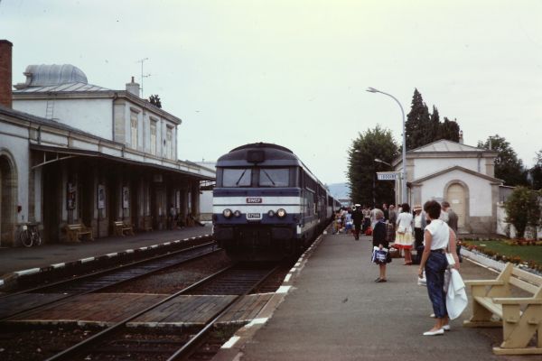 fr-sncf-bb67400-issoire-1981-adriangray-full.jpg