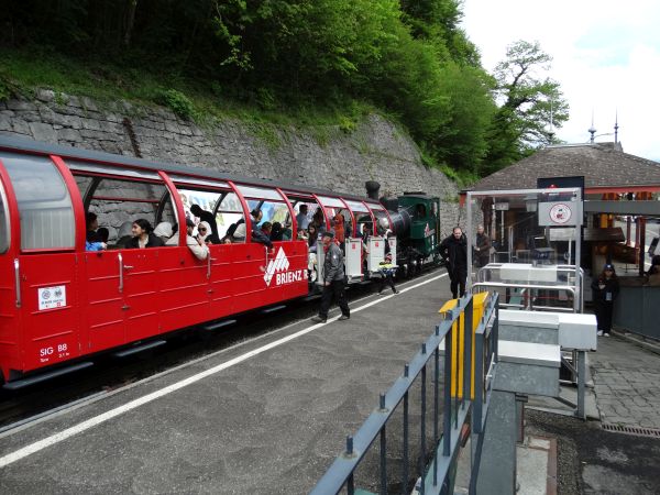 ch-brb-h23_14+train_arriving-brienz-130523-full.jpg